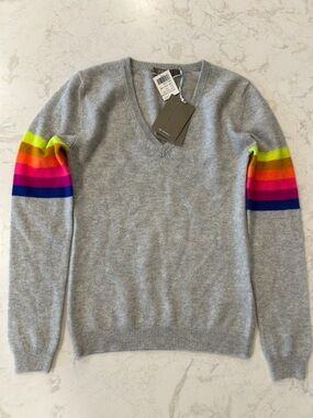 Brodie 100% Fine Cashmere Light Gray V-Neck Sweater Preppy Rainbow Sleeve Bands